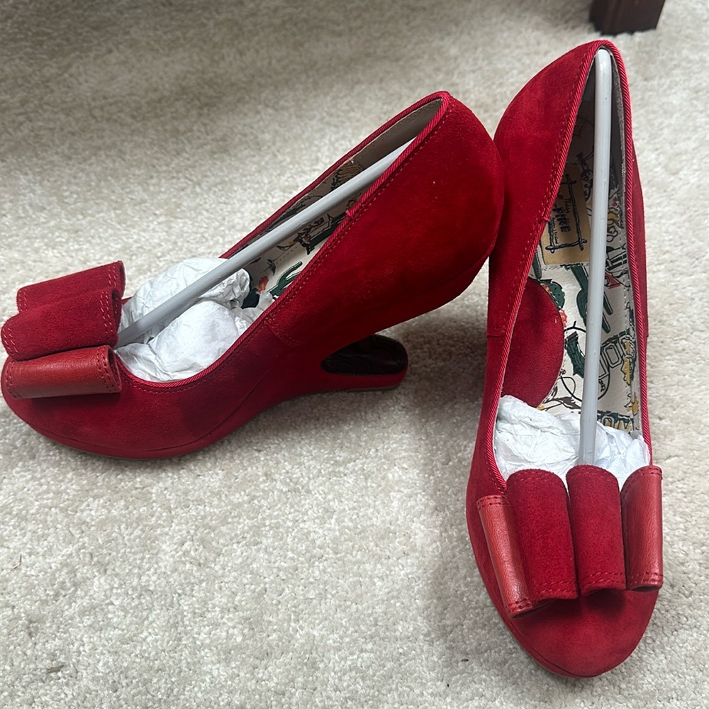Miss L-Fire red Savoy Boomerang Heels sz 40 mint